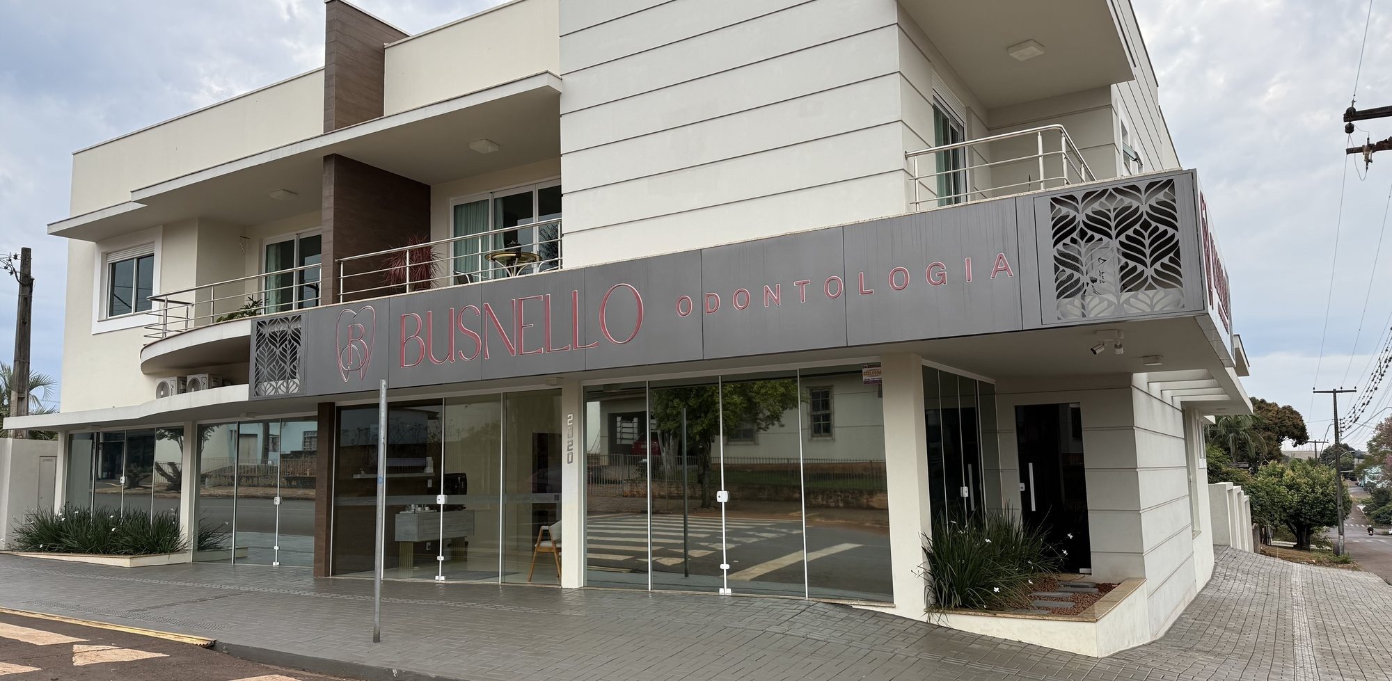 Fachada da Busnello Odontologia na Rua Florianópolis, 2020, Centro, Céu Azul, PR